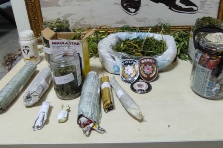 Kapı ve pencereleri a&ccedil;ık evde uyuyan kişi uyuşturucuyla yakalandı