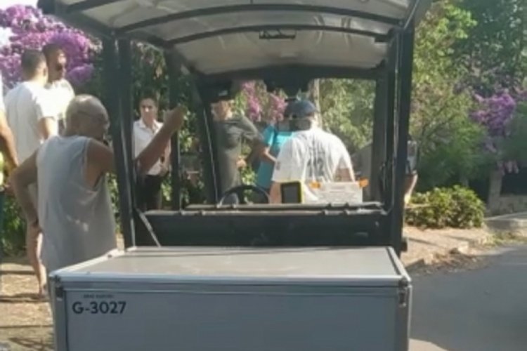 İstanbul'da ak&uuml;l&uuml; taksi devrildi s&uuml;r&uuml;c&uuml; hastaneye kaldırıldı