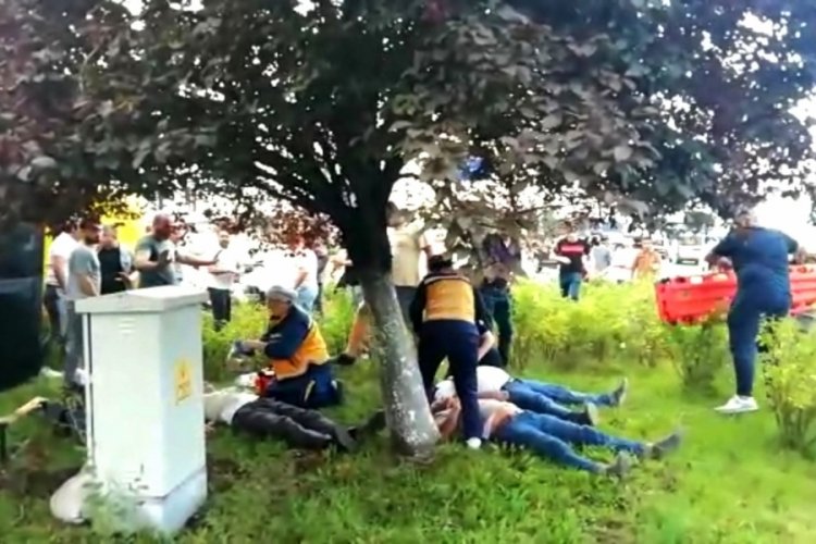 Karab&uuml;k'te kamyon, ışıklarda bekleyen otomobile &ccedil;arptı: 6 yaralı