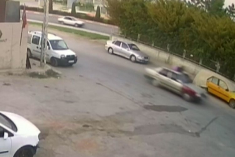 Husumetlisine &ccedil;arpıp, otomobilin tavanında s&uuml;r&uuml;kledi