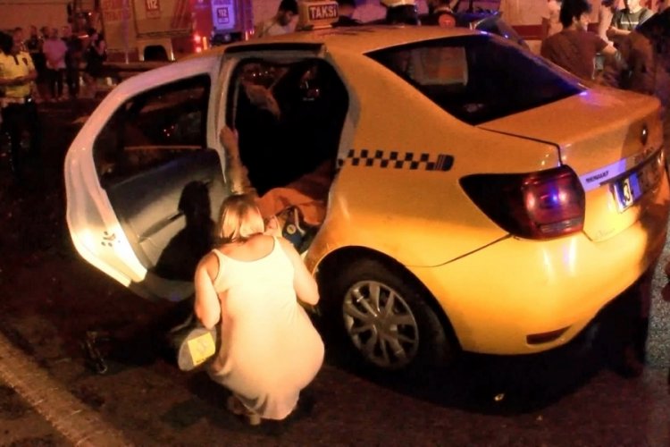 Navigasyonun ters yola soktuğu otomobil taksiye &ccedil;arptı