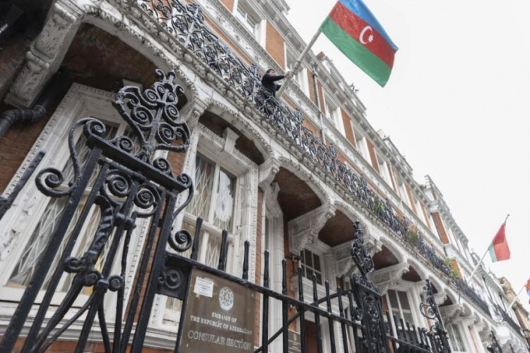 Azerbaycan'ın Londra B&uuml;y&uuml;kel&ccedil;iliğine saldırı d&uuml;zenlendi