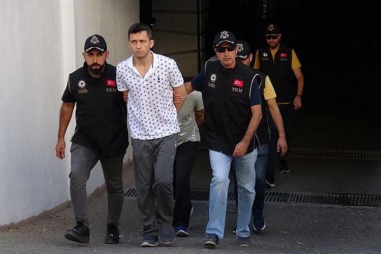 3 eski &uuml;steğmen 'gaybubet evi'nde yakalandı