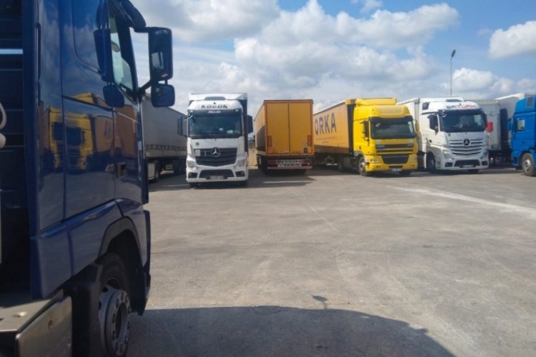 Yurt dışından gelen tırlar bir aydır g&uuml;mr&uuml;kte bekletiliyor