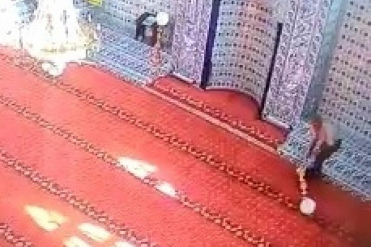 Bursa'da hırsızlar caminin şamdanlarını &ccedil;aldılar