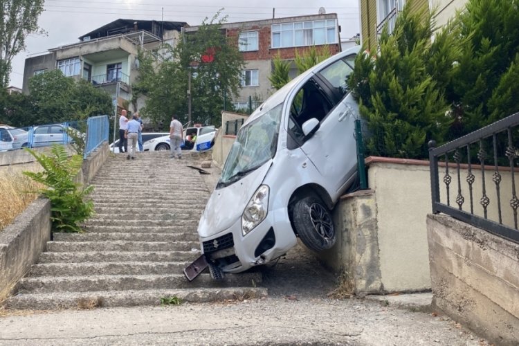 Otomobili ile merdivenlerden inen s&uuml;r&uuml;c&uuml;, kazadan yara almadan kurtuldu