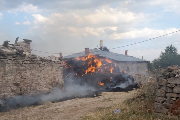 Balya samanlar ile 2 r&ouml;mork alevlere teslim oldu
