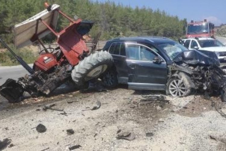 Antalya'da otomobil ile trakt&ouml;r &ccedil;arpıştı: 6 yaralı