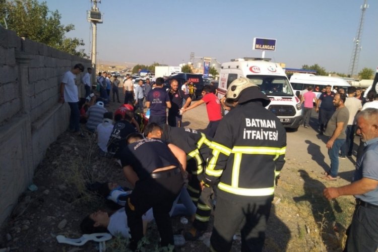Tekstil iş&ccedil;ilerini taşıyan minib&uuml;s devrildi: 16 yaralı