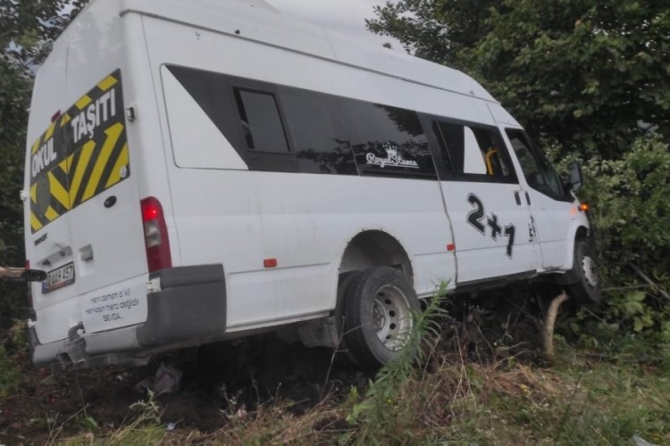 İş&ccedil;ileri taşıyan minib&uuml;s kaza yaptı: 13 yaralı