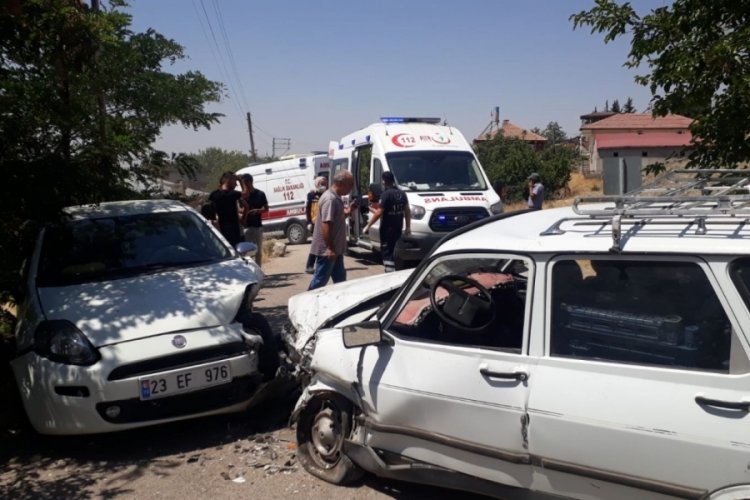 İki otomobil kafa kafaya &ccedil;arpıştı: 4 yaralı