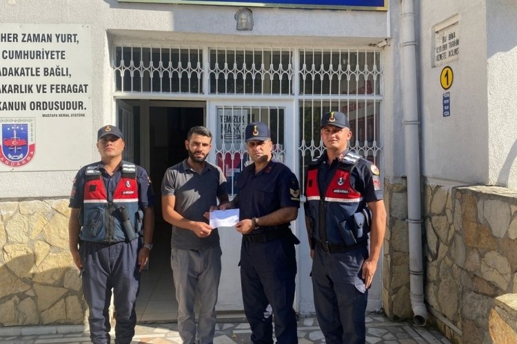 Sahte polisin dolandırdığı şahsın parasını jandarma kurtardı