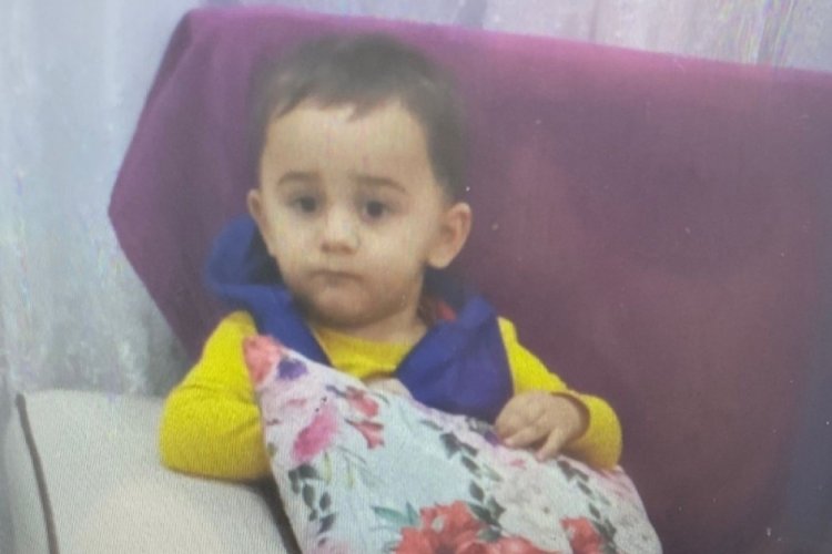 4 katlı binanın balkonundan d&uuml;şen 2.5 yaşındaki &ccedil;ocuk hayatını kaybetti
