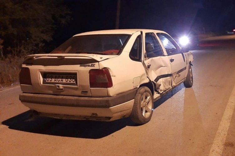 İki motosiklet bir otomobiller &ccedil;arpıştı; Biri ağır 2 kişi yaralandı