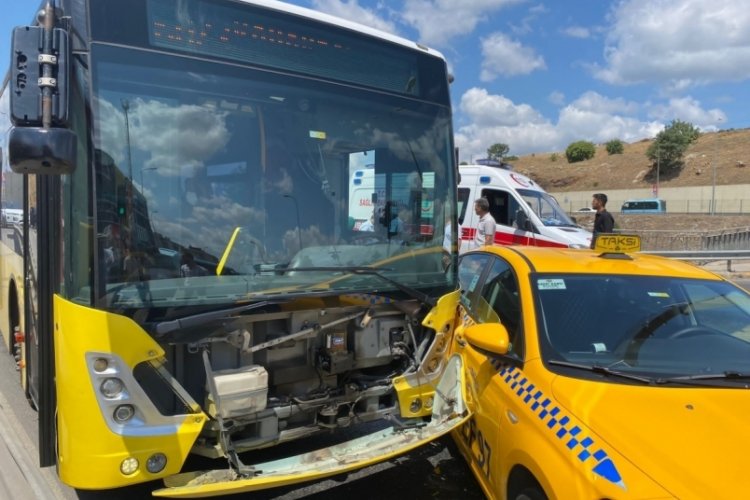 Taksi İETT'ye &ccedil;arptı, yolcular panikle dışarı &ccedil;ıktı