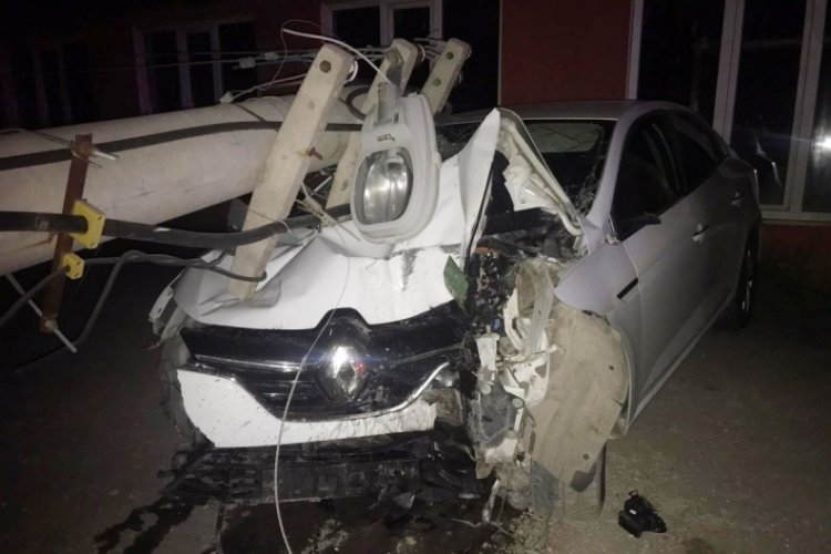 Otomobilin &uuml;zerine elektrik direği devrildi: 1 &ouml;l&uuml;, 1 yaralı