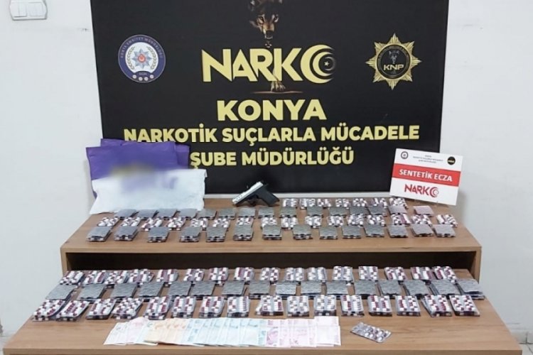 'Dur'&nbsp;ihtarına uymayıp polise ateş a&ccedil;tılar,&nbsp;uyuşturucuyla yakalandılar