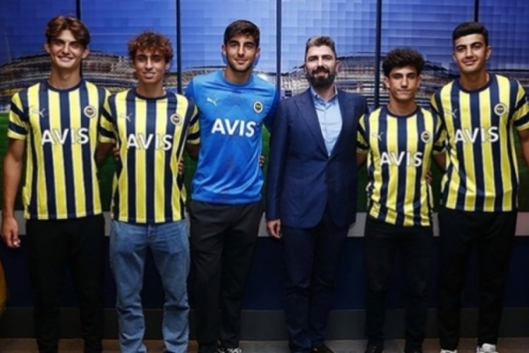 Fenerbah&ccedil;e, 5 gen&ccedil; futbolcusunu profesyonel yaptı