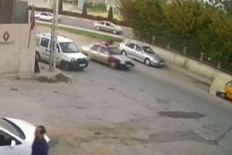 Husumetlisine &ccedil;arpıp, otomobilin tavanında s&uuml;r&uuml;kleyen s&uuml;r&uuml;c&uuml; serbest