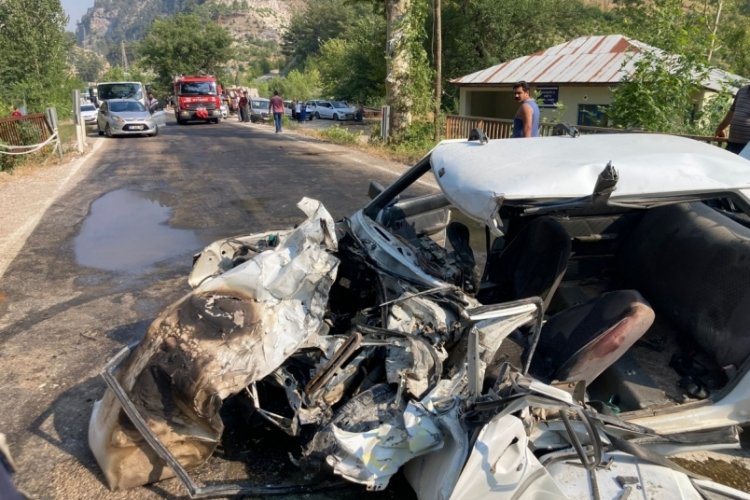 Kamyonla &ccedil;arpışıp, alev alan otomobilde sıkıştı