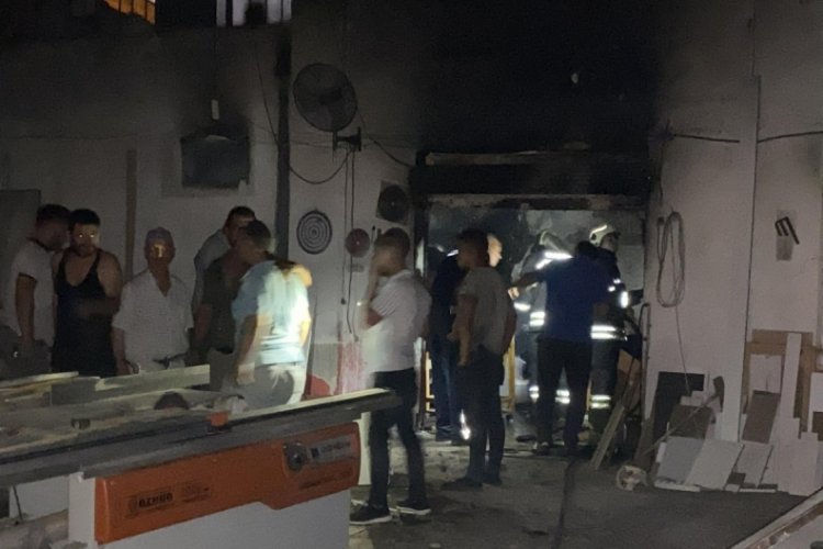Manisa'da marangoz at&ouml;lyesinde &ccedil;ıkan yangın s&ouml;nd&uuml;r&uuml;ld&uuml;