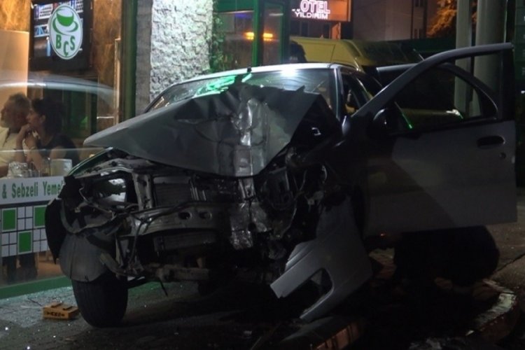 Bursa'da otomobil aydınlatma direğine &ccedil;arptı: 3 yaralı