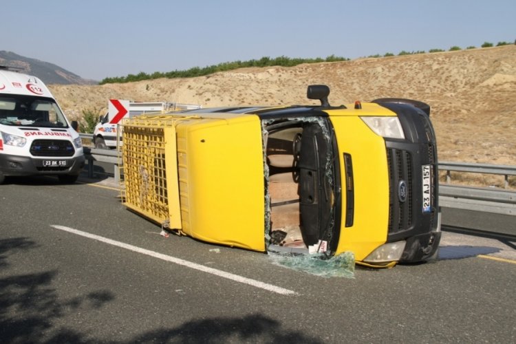D&uuml;ğ&uuml;nden d&ouml;nen minib&uuml;s bariyerlere &ccedil;arptı: 14 yaralı