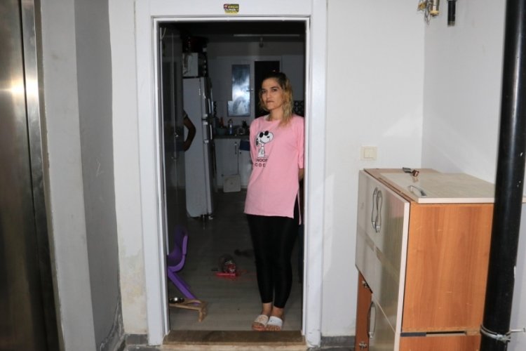 Kiracısının kapısını s&ouml;kt&uuml;, elektriğini kestirdi