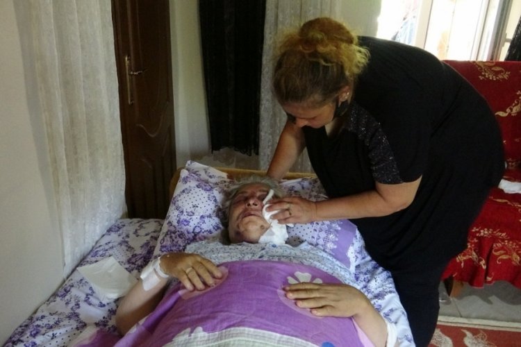 Yaşlı kadın akrabası tarafından 34 yerinden bı&ccedil;aklandı