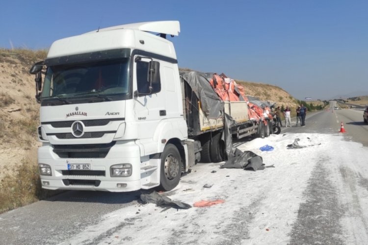Lastik değiştirilen TIR'a, otob&uuml;s ve kamyon &ccedil;arptı: 2 &ouml;l&uuml;, 5 yaralı