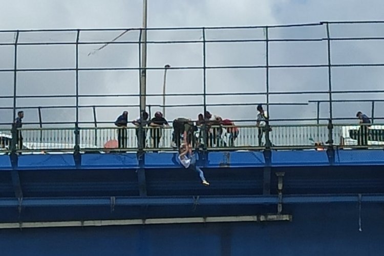Hali&ccedil; K&ouml;pr&uuml;s&uuml;'nde atlayacakken polis yakaladı