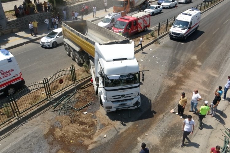 &Uuml;st ge&ccedil;it yerine ana yola atladılar: 2'si ağır 6 kişi yaralandı