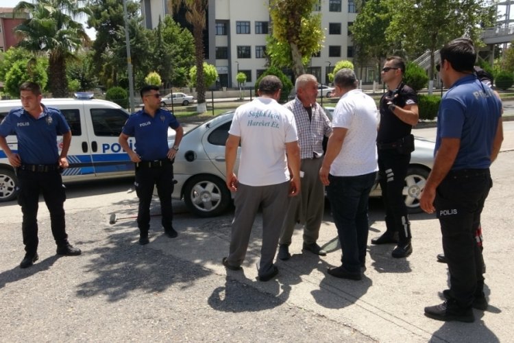 Adliye &ouml;n&uuml;nde kavgada 1 kişi yaralandı, 4 kişi g&ouml;zaltına alındı