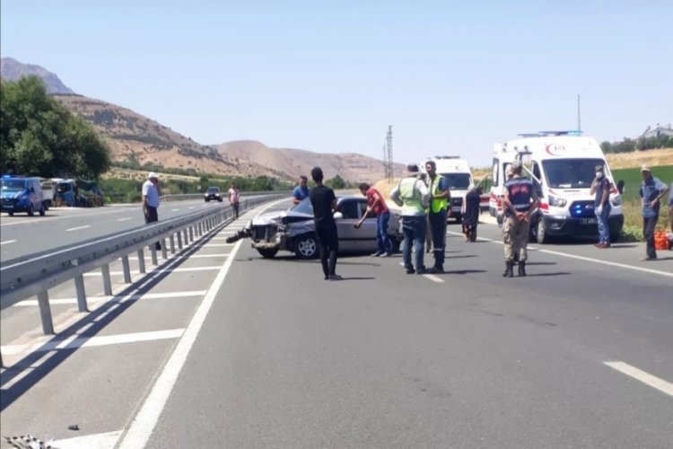 Otomobil bariyerlere &ccedil;arptı: 3 yaralı