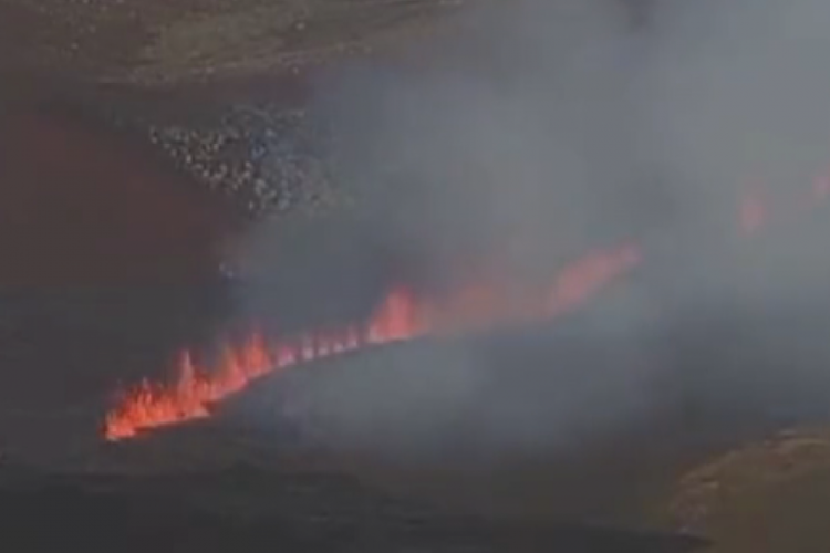İzlanda'da magma yery&uuml;z&uuml;ne &ccedil;ıktı
