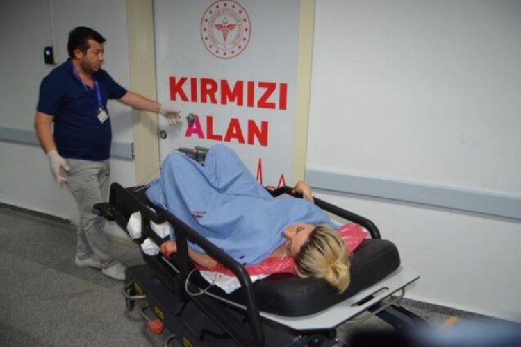 Erkek arkadaşının silahından &ccedil;ıkan kurşunla yaralandı