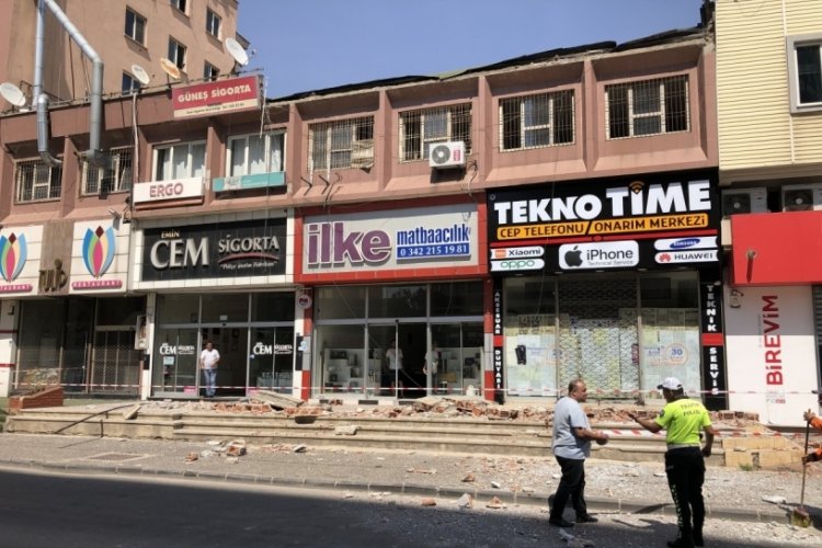 İş merkezinin &ccedil;atı duvarı &ccedil;&ouml;kt&uuml;, faciadan d&ouml;n&uuml;ld&uuml;