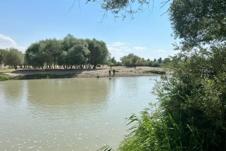 &Ccedil;ocuğunu kurtardı kendisi nehirde akıntıya kapıldı