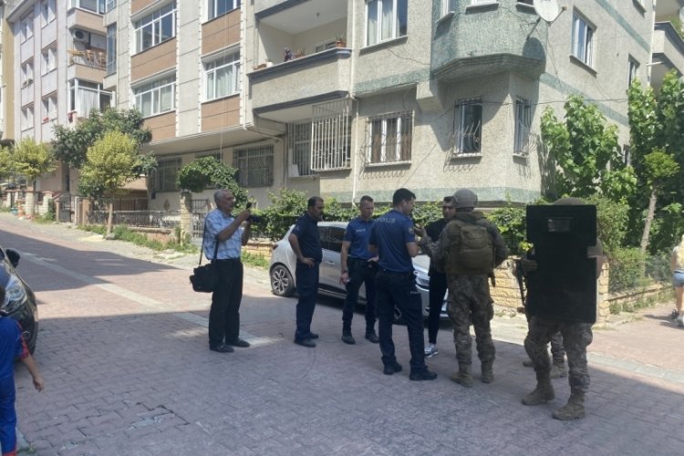 Kendini eve kilitleyip tehditler savurdu