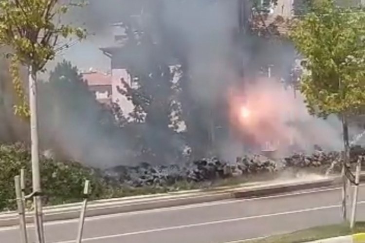 Elektrik direğindeki kablolar havai fişek gibi patladı