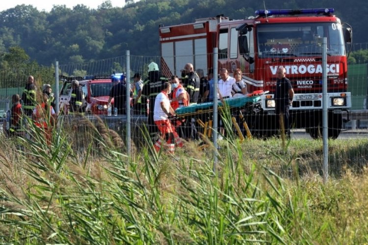 Hırvatistan'da yolcu otob&uuml;s&uuml; devrildi: 12 &ouml;l&uuml;