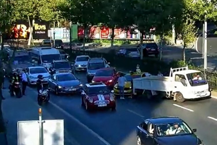 İlgin&ccedil; anlar: &Ouml;nce kavga etti sonra kaputun &uuml;st&uuml;nde gitti