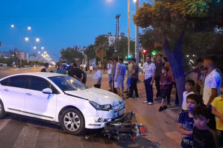 Otomobil ile motosiklet kavşakta &ccedil;arpıştı