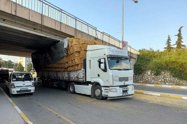 Saman y&uuml;kl&uuml; tır altge&ccedil;ide sıkıştı