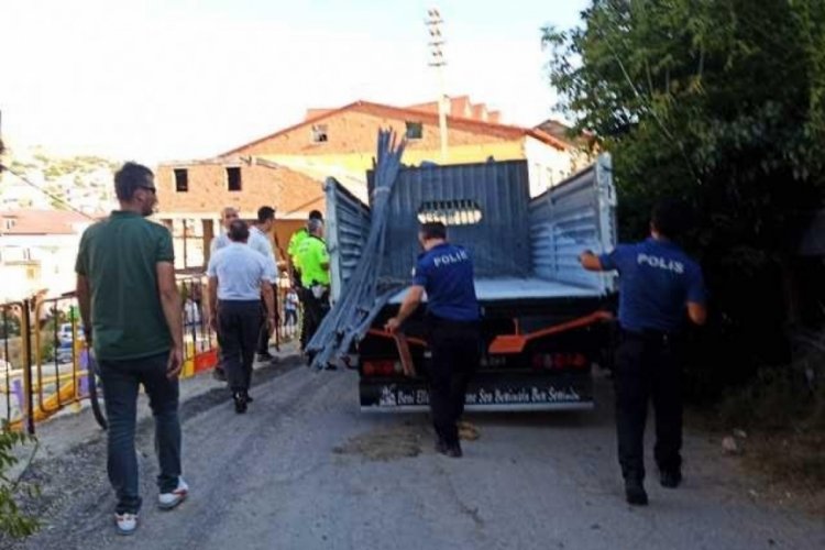 9 yaşındaki &ccedil;ocuk bisikletiyle kamyonun altına girdi: 1 &ouml;l&uuml;