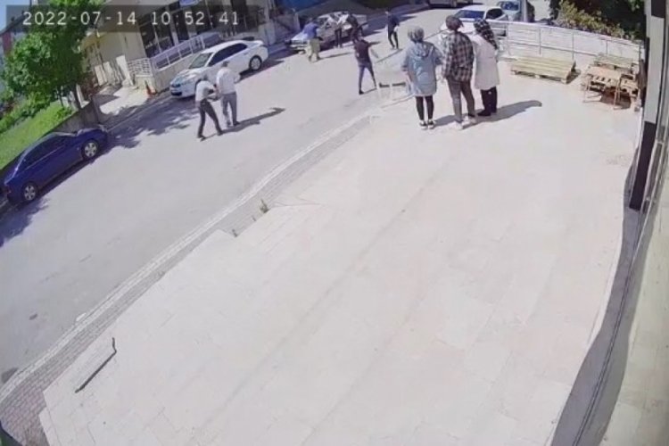 Ağabeyi, kardeşi ve yeğenleri tarafından cadde ortasında d&ouml;v&uuml;ld&uuml;