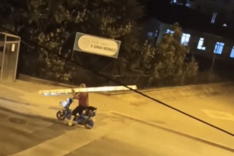 Bursa'da merdiveni motosikletle taşımaya &ccedil;alışan şahıs hayrete d&uuml;ş&uuml;rd&uuml;
