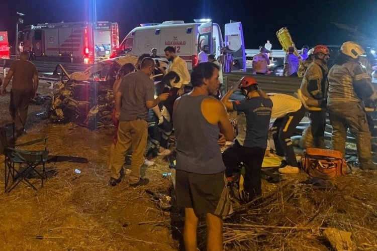 İzmir'de korkun&ccedil; kaza: 1 &ouml;l&uuml;,4 yaralı