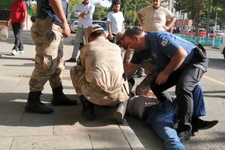 Kendine ve &ccedil;evreye zarar veren şahıs g&uuml;&ccedil;l&uuml;kle kontrol altına alındı