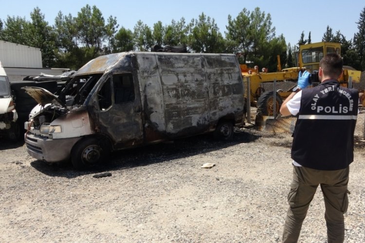 K&uuml;&ccedil;&uuml;k &ccedil;ocuklar iki ambulansı yaktı